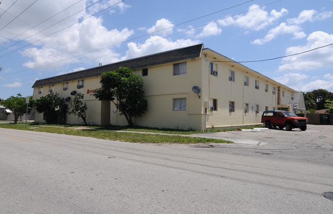 1944 Cleveland St in Hollywood, FL - Building Photo - Building Photo