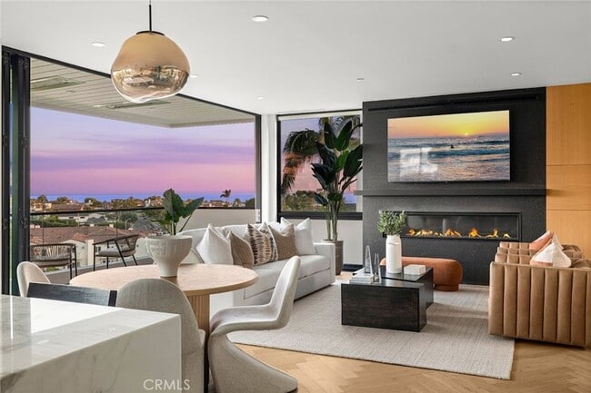 504 Hazel Dr, Unit A110 in Newport Beach, CA - Building Photo - Building Photo
