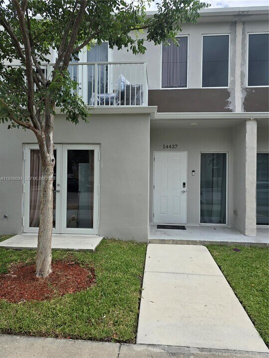 14437 SW 260th St in Princeton, FL - Building Photo