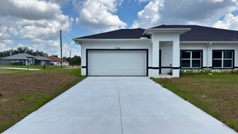 700 Broadway Ave in Lehigh Acres, FL - Building Photo