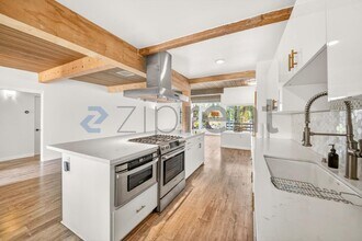 5775 W 74th St in Los Angeles, CA - Foto de edificio - Building Photo