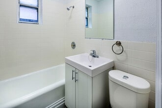 119 Eglinton Ave W in Toronto, ON - Building Photo - Building Photo