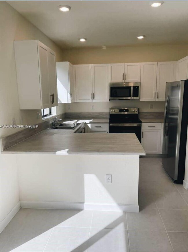 3318 W 112th St in Hialeah, FL - Building Photo - Building Photo