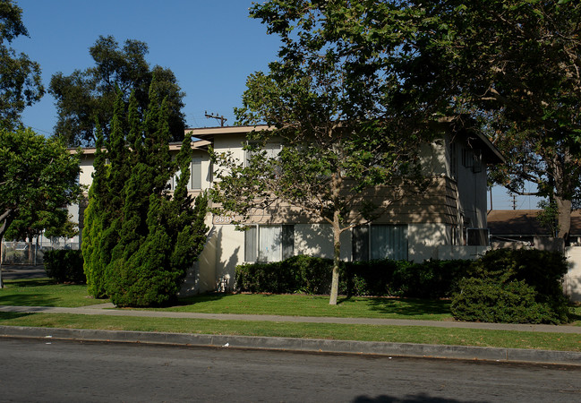 2630 S Baker St in Santa Ana, CA - Foto de edificio - Building Photo