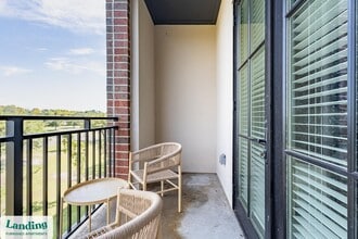 300 E Broad St, Unit 229 in Savannah, GA - Foto de edificio - Building Photo