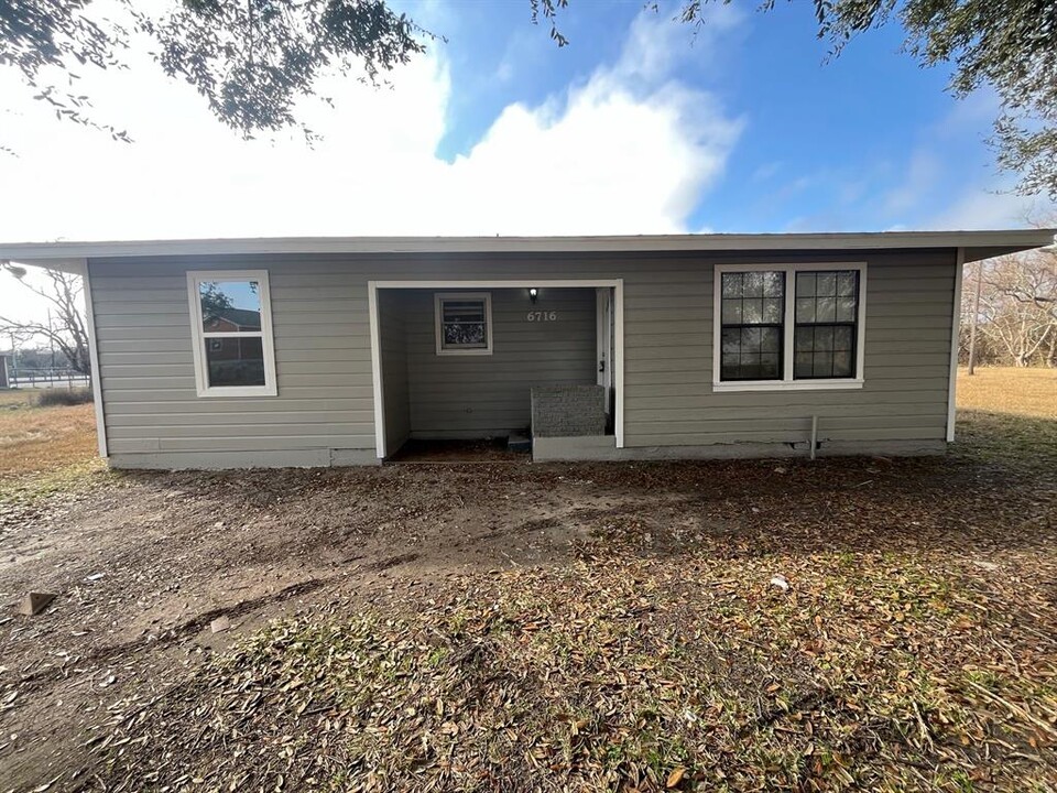 6716 S Lincoln Dr in Hitchcock, TX - Building Photo