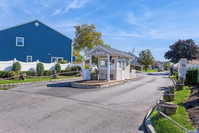 100 Baker Ct in Island Park, NY - Building Photo - Building Photo