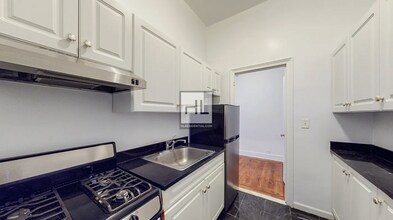 E 81st St, Unit 5C in New York, NY - Foto de edificio - Building Photo