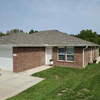 897 W Gay St in Warrensburg, MO - Building Photo