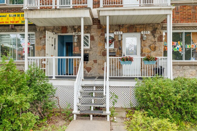 547 Décarie Boul in St. Laurent, QC - Building Photo - Building Photo