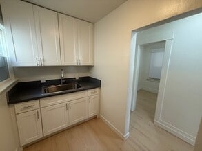 1730 E. 7th St. #17 in Long Beach, CA - Building Photo - Building Photo