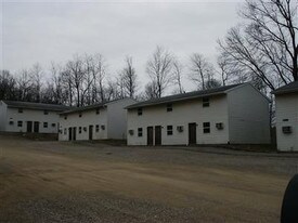 414-426 Jacqueline Dr in Byesville, OH - Building Photo