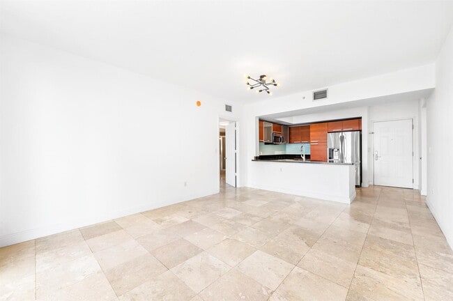 2030 S Douglas Rd, Unit 807 in Coral Gables, FL - Foto de edificio - Building Photo