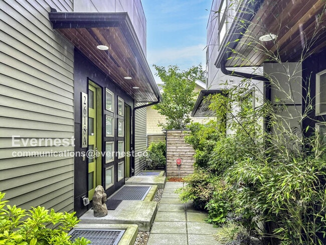 2618 Eastlake Ave E in Seattle, WA - Building Photo - Building Photo