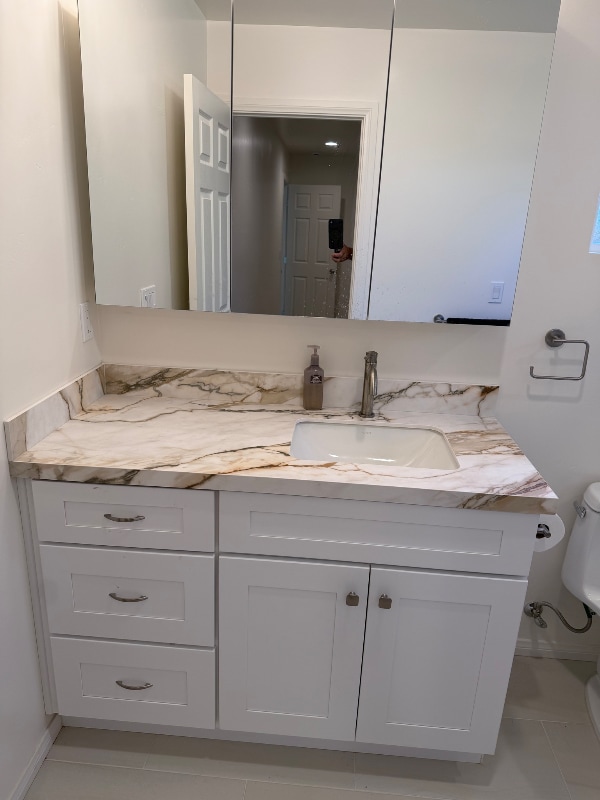 2214 Finch Ln in San Diego, CA - Foto de edificio - Building Photo