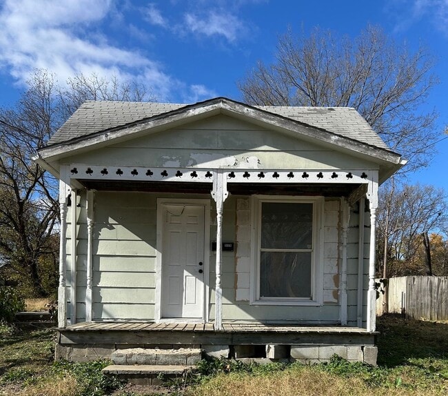 property at 606 S Oak St