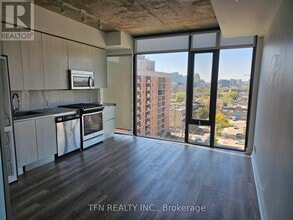 111 Bathurst St in Toronto, ON - Building Photo - Building Photo