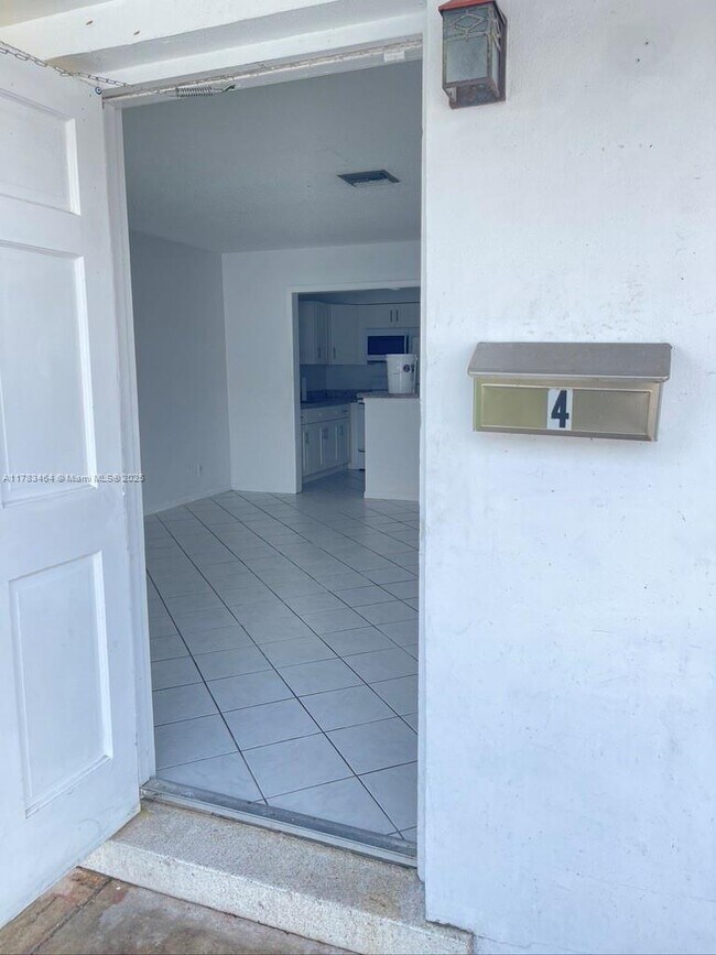 1330 SW 34th Ave-Unit -2 in Fort Lauderdale, FL - Foto de edificio - Building Photo