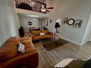 13821 Hollowgreen Dr in Houston, TX - Building Photo - Building Photo