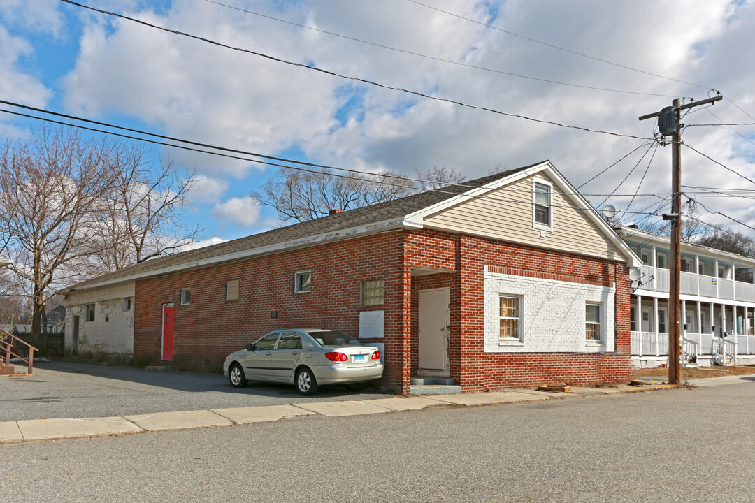 8 Carter St in Killingly, CT - Building Photo