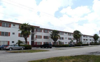 Golf Garden Apartments in Hollywood, FL - Building Photo