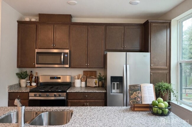 616 Sadie Cir in New Brunswick, NJ - Building Photo - Building Photo