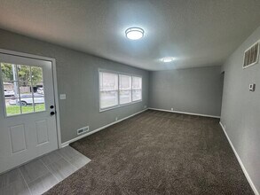 11001 Cambridge Ave in Kansas City, MO - Building Photo - Building Photo