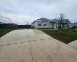 2306 Tornado Aly in Lockhart, TX - Building Photo