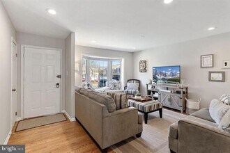 9856 High Water Ct in Burke, VA - Building Photo - Building Photo