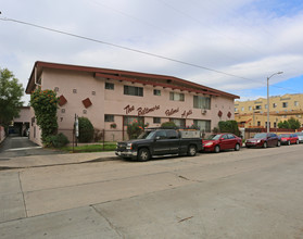 5017 Bakman Ave in North Hollywood, CA - Building Photo - Building Photo