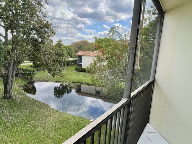 491 Racquet Club Rd in Weston, FL - Foto de edificio - Building Photo