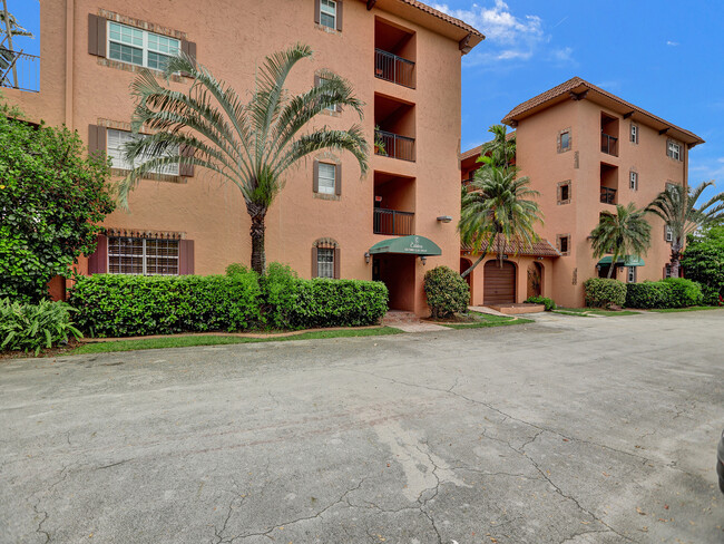 620 Tennis Club Dr, Unit #304 in Fort Lauderdale, FL - Building Photo - Building Photo