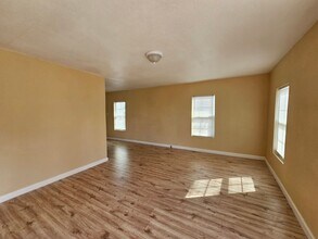 306 W 11th St in Hale Center, TX - Building Photo - Building Photo