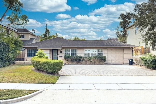 4525 Maple St in Bellaire, TX - Building Photo - Building Photo