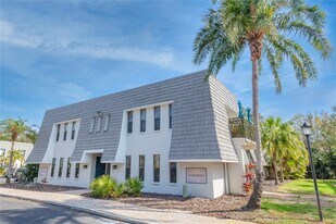 716 Lyndhurst St in Dunedin, FL - Building Photo