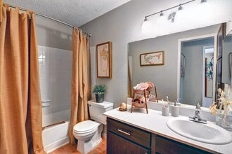 2015 Cedar Bend Dr in Austin, TX - Building Photo - Building Photo