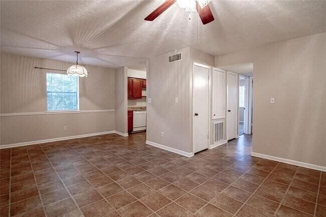1329 Windsor St in Huntsville, TX - Building Photo - Building Photo