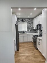 170 W 58th St in Hialeah, FL - Foto de edificio - Building Photo