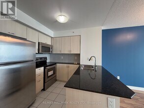 5740 Yonge St in Toronto, ON - Building Photo - Building Photo