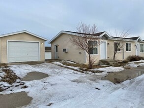 Creekside Cottages in Watford City, ND - Foto de edificio - Building Photo