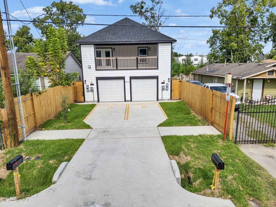 6742 Madrid St in Houston, TX - Building Photo