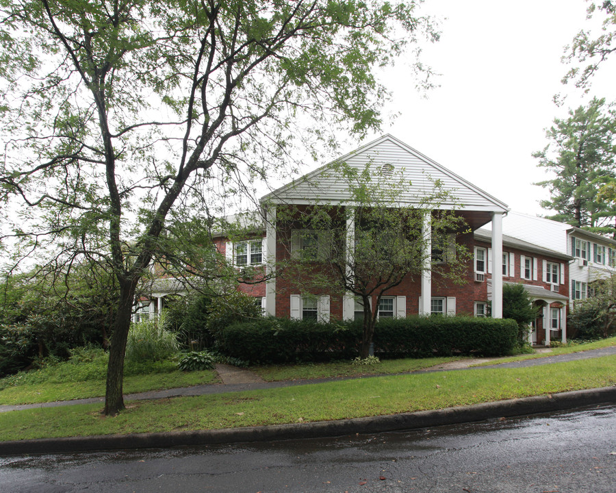 151 Round Hill Rd in Northampton, MA - Foto de edificio