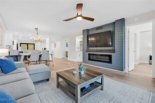 16321 Kelly Woods Dr in Ft. Myers, FL - Building Photo
