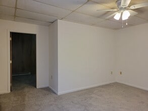 84 Gross St, Unit Apt B in Ephrata, PA - Foto de edificio - Building Photo