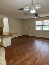 110 Park St in Inglis, FL - Foto de edificio - Building Photo