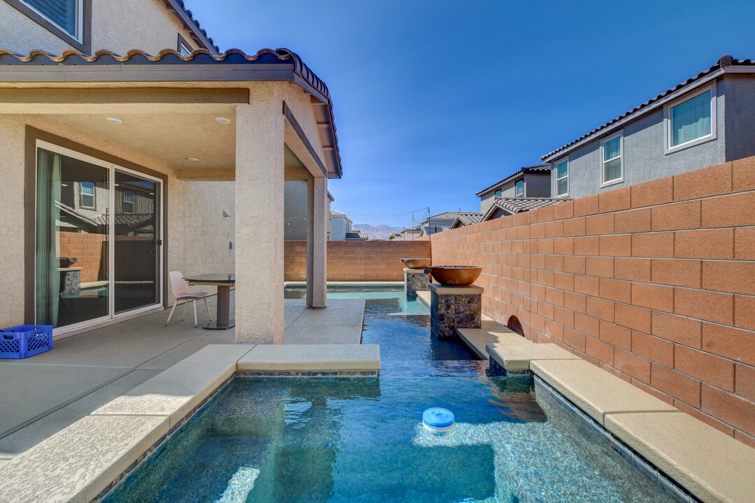 6458 Blue Ember Ave in Las Vegas, NV - Foto de edificio