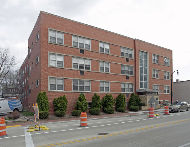 Paramount Apartments in Milwaukee, WI - Building Photo - Building Photo