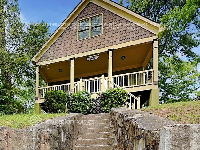 property at 945 Martin St SE