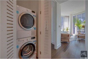 East 44th Street, Unit 40L in New York, NY - Building Photo