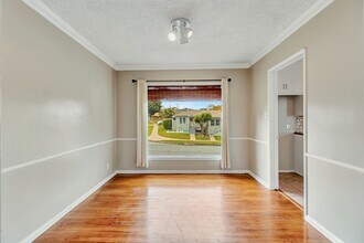 2211 W 102nd St, Unit Front Unit in Inglewood, CA - Foto de edificio - Building Photo